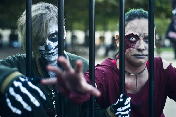 Menschen als Zombie verkleidet paradieren auf einer Straße während eines Zombie-Spaziergangs in Paris. — Stockfoto