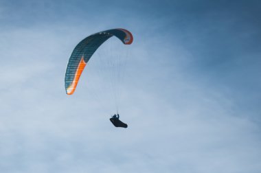 Gökyüzündeki paraglider