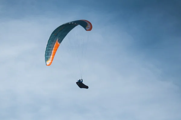 Parapente en el cielo —  Fotos de Stock