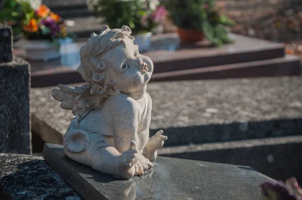 Bekiffter Engel auf Friedhof auf einem tom — Stockfoto