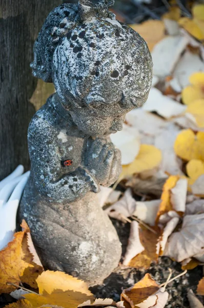 Ángel apedreado en el cementerio en un tom — Foto de Stock