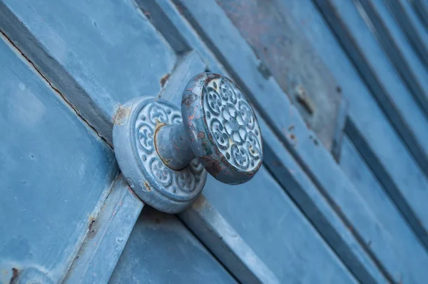 青色の金属のドアをハンドルします。 — ストック写真
