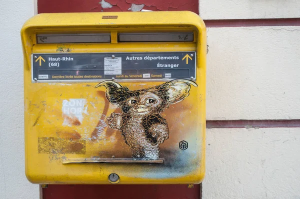 Graffiti van Guismau het personnage van de film Gremlins op Postvak — Stockfoto
