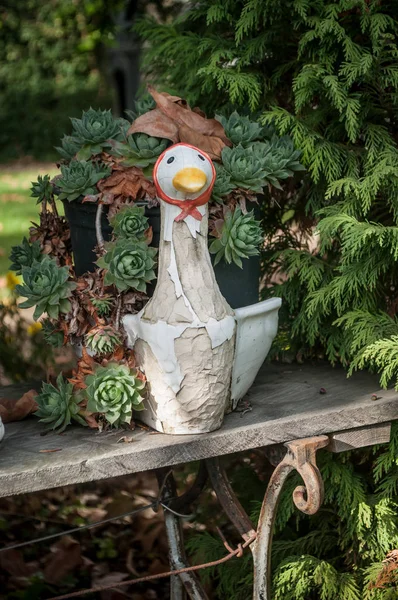 Anatra ceramica decorativa in un giardino — Foto Stock