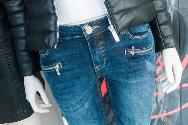 Schaufensterpuppe mit blauen Jeans in einem Damenmode-Shopping — Stockfoto