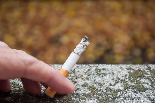 Primer Plano Mano Con Cigarrillo Tope Encendido Que Descansa Wal — Foto de Stock