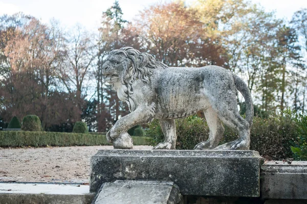 Löwenstatue im Wallacher Französischen Park — Stockfoto