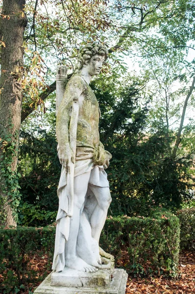 Staty av naken man i Wallach fransk park — Stockfoto