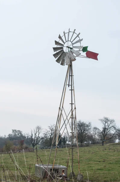 Paisagem Rural Com Turbina Eólica Metálica Antiga Uma Fiel — Fotografia de Stock