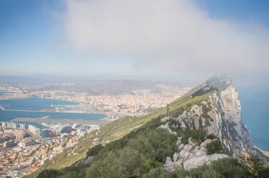 Cebelitarık Yarımadası defne İspanya'da gökyüzünde bulutlar ile görünümünü