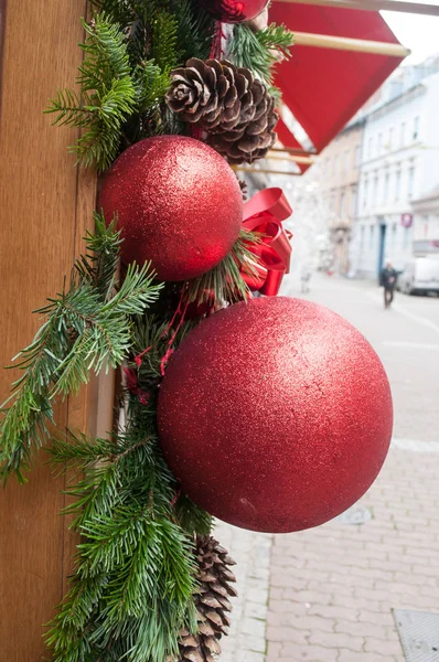 Kerstdecoratie met rode ballen en pine apple — Stockfoto
