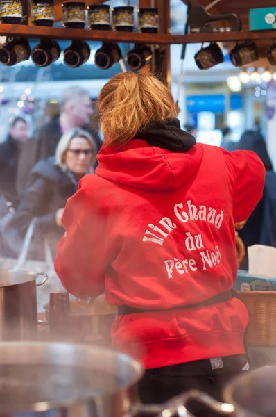 Frau gibt Glühwein auf dem Weihnachtsmarkt — Stockfoto