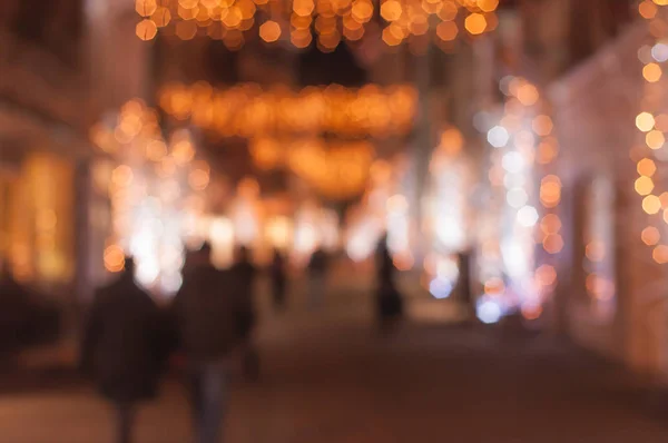 Свет цветной лампы на улице по ночам — стоковое фото
