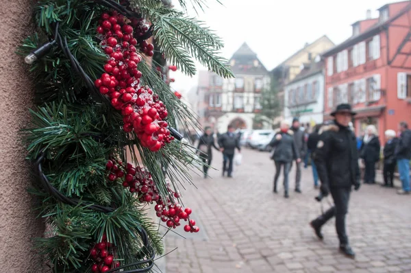Decoración de Navidad en Kaysersberg el típico pueblo alsaciano en Francia — Foto de Stock