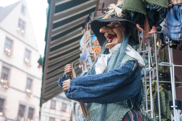 Witch in een typische winkel voor toeristen — Stockfoto