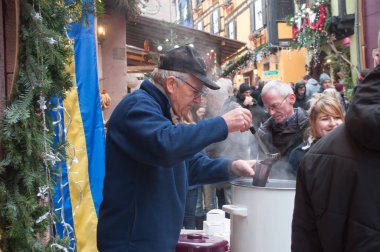  yaşlı adam hizmet etmek belgili tanımlık Noel çarşı, mulled şarap