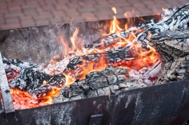  Barbekü içinde ateş 