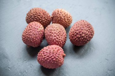  lychees kara tahta arka plan üzerinde