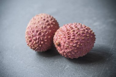  lychees kara tahta arka plan üzerinde