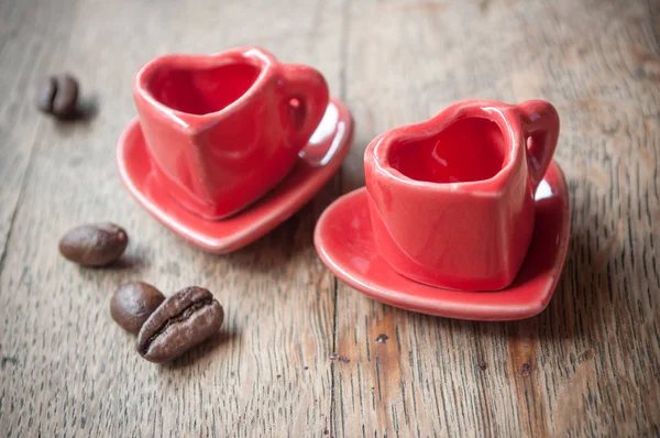 塑造的心杯咖啡，咖啡豆装饰 — 图库照片