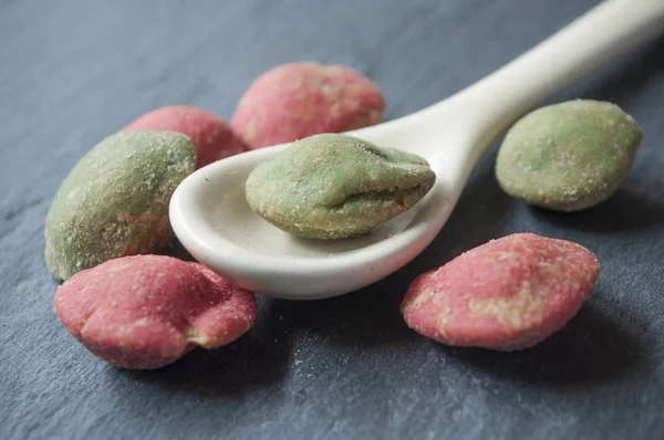 Grupo de wasabi y guisantes de pimentón con cuchara blanca en pizarra — Foto de Stock