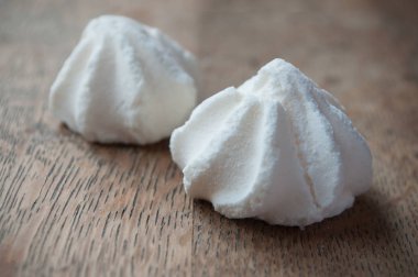 ahşap masa arka plan üzerinde meringues