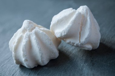  Meringues ve ahşap masa arka plan üzerinde kahve