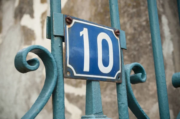 Privátní vstup budovy s číslem deset na kovové mřížky — Stock fotografie