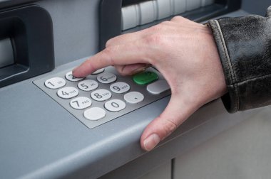  banka otomatik makine, adamın elini