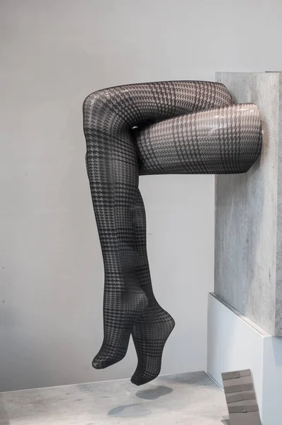 Λεπτή γυναικεία πόδια σε κάλτσες — Φωτογραφία Αρχείου