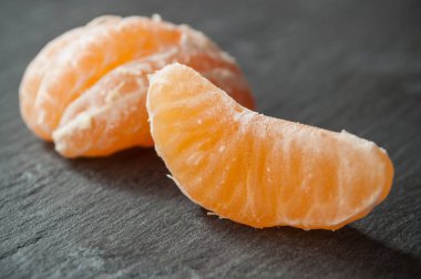  Kara tahta zemin üzerine soyulmuş mandalina