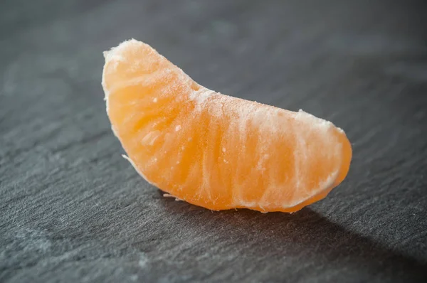 Kara tahta zemin üzerine soyulmuş mandalina — Stok fotoğraf