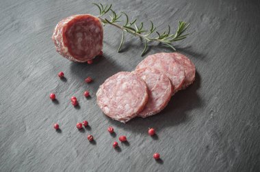 sosis kara tahta zemin üzerine dilimlenmiş