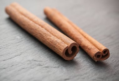  Kara tahta arka plan üzerinde kurutulmuş tarçın