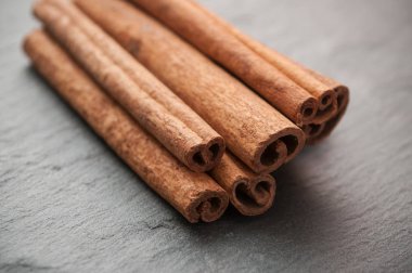  Kara tahta arka plan üzerinde kurutulmuş tarçın