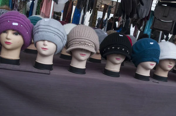 Hüte auf dem Kopf der Schaufensterpuppe auf dem Markt — Stockfoto