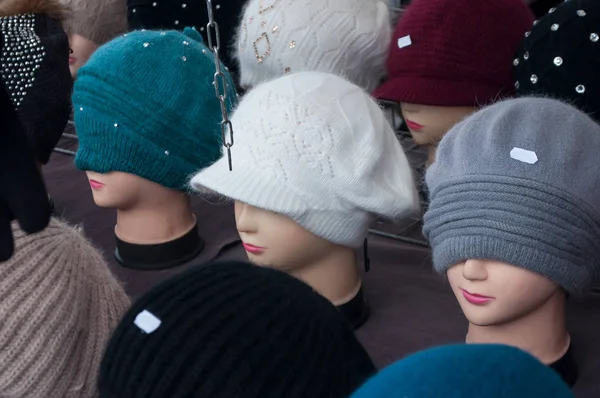 Hüte auf dem Kopf der Schaufensterpuppe auf dem Markt — Stockfoto