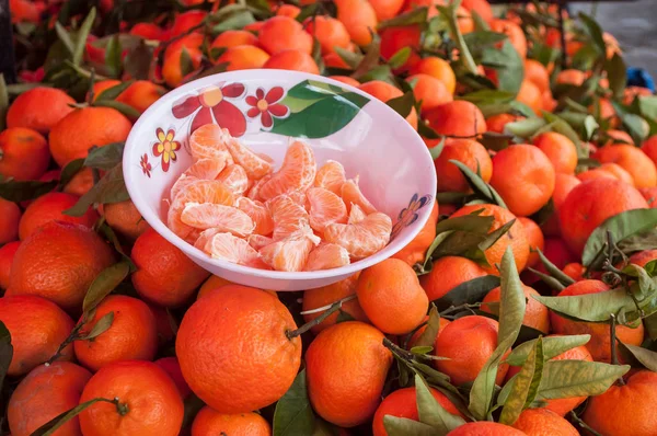 Ochutnávka mandarinky na trhu — Stock fotografie