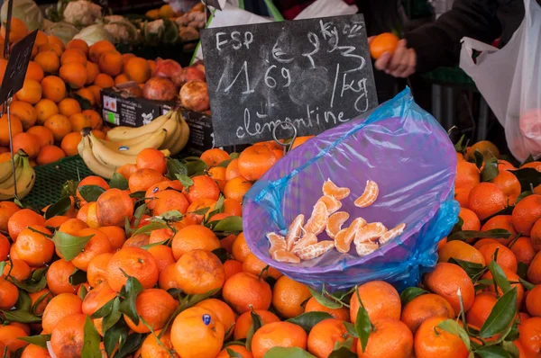 Ochutnávka mandarinky na francouzském trhu (klementinky — Stock fotografie