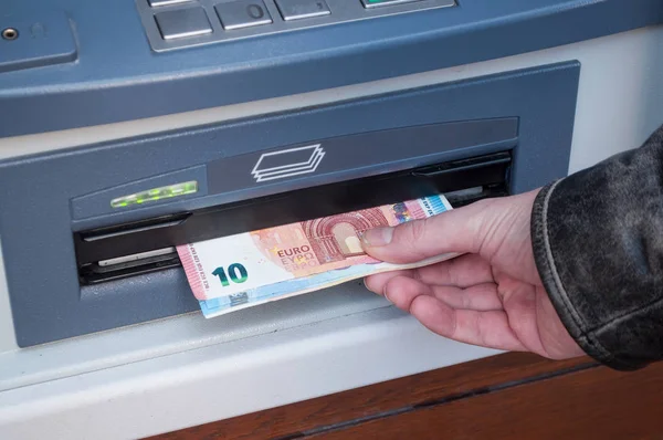 Mano del hombre tomando dinero en la máquina automatizada del banco — Foto de Stock