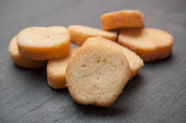 Croutons sobre fondo de pizarra — Foto de Stock