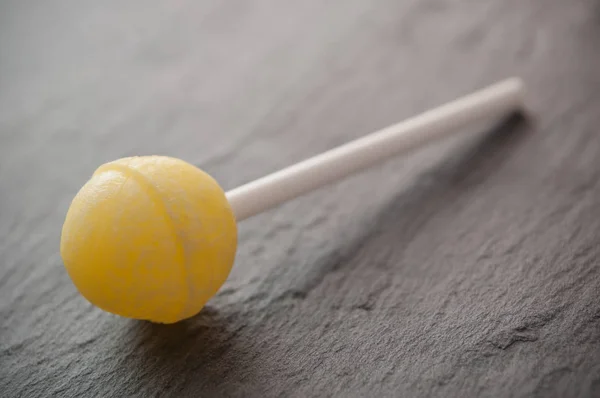 Gula Lollipop på svarta tavlan bakgrund — Stockfoto