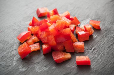  Kara tahta zemin üzerine kırmızı biber küpleri