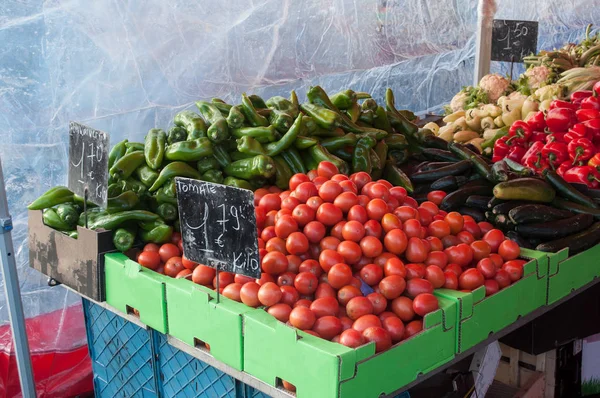 Tomaten en paprika's op de markt — Stockfoto