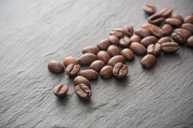 f kahve çekirdekleri kara tahta arka plan üzerinde