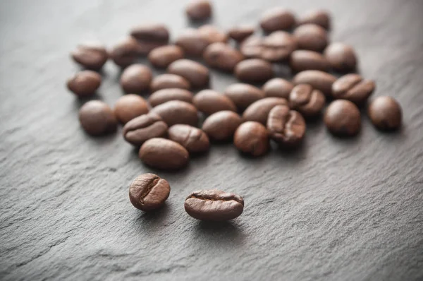 Koffiebonen op schoolbord achtergrond — Stockfoto