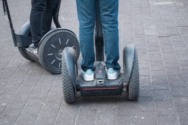 segway sokakta insanlar 
