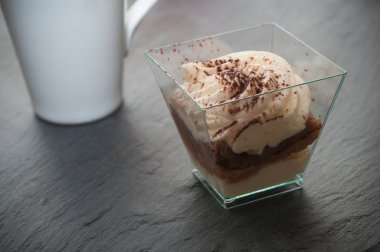  Tiramisu tatlı cam ve kahve kara tahta üzerinde