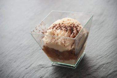 Tiramisu tatlı kara tahta arka plan üzerinde cam