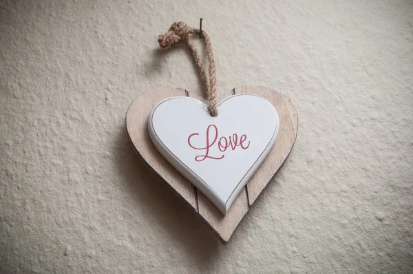 Дерев'яне серце на стіні для дня валентинки — стокове фото